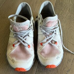 On Cloud Running Shoes in White with Coral Accents 8.5 women’s